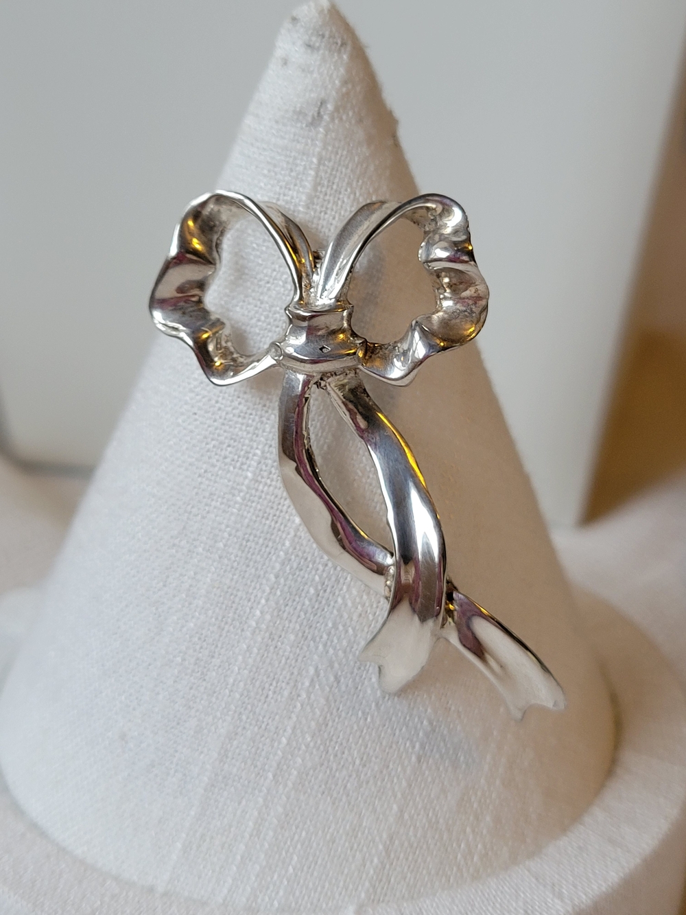 Ribbon Brooch in Sterling Silver